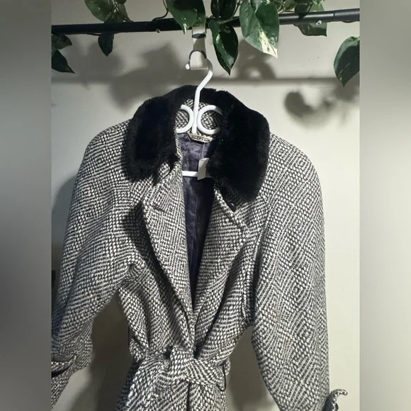 Stylish Black and White Houndstooth Coat - Picture 2 of 2